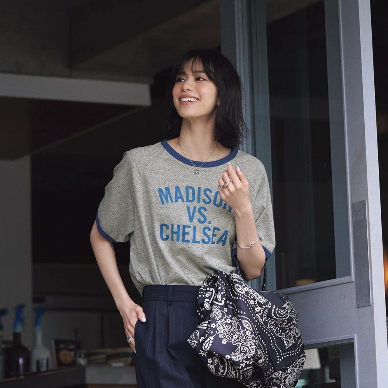 【Tシャツ×ジュエリーコーデ】チャーミングに着地する、ツヤッと丸っこい”可愛いシルバー”が本命【BAILA今日のコーデ】