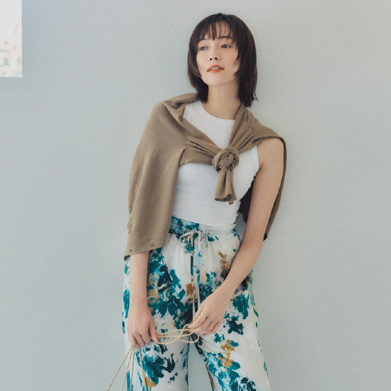 【素敵な彼女の“抜け感”の正体】「カーディガン」の肩かけは片方にズラして結ぶ