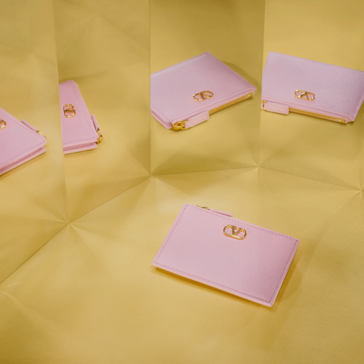 【ヴァレンティノ ガラヴァーニ】スーパーラッキーデーに向けたスモールレザーグッズをピックアップ