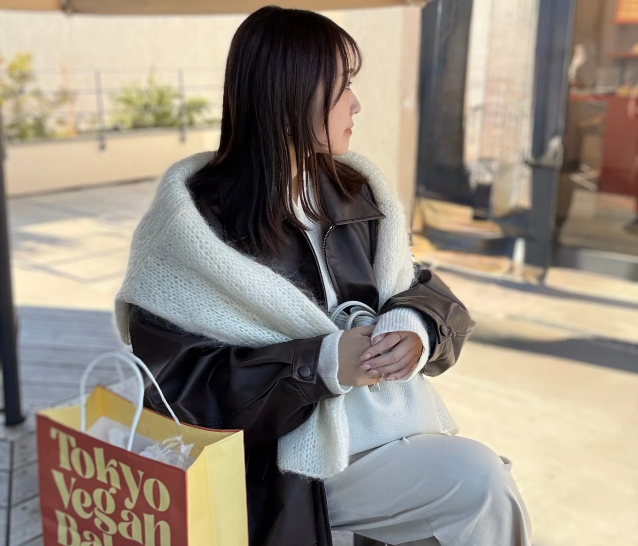 【肩がけニットでおしゃれ上級者】マフラーを巻くより垢抜ける冬のニットの上手な使い方