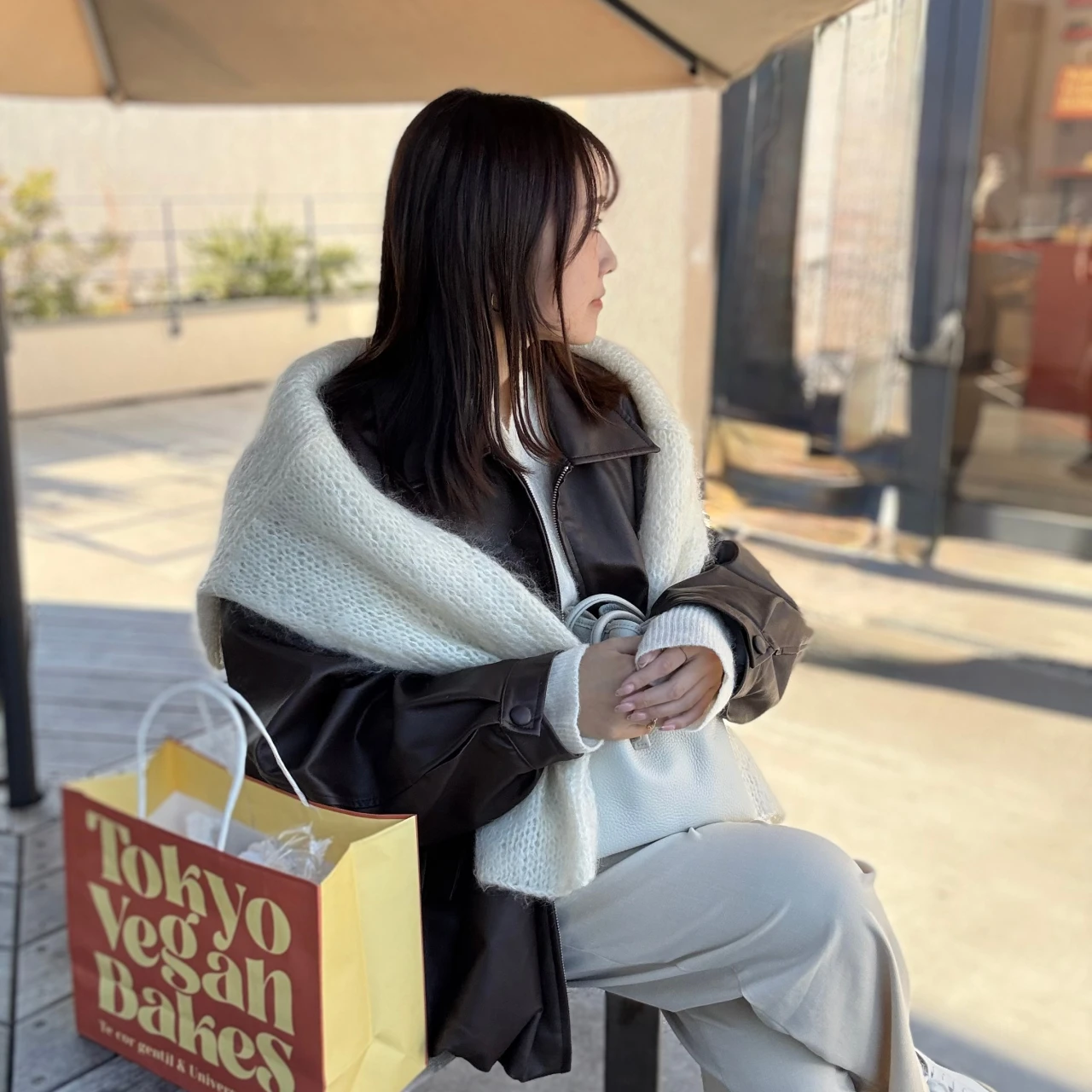 【肩がけニットでおしゃれ上級者】マフラーを巻くより垢抜ける冬のニットの上手な使い方