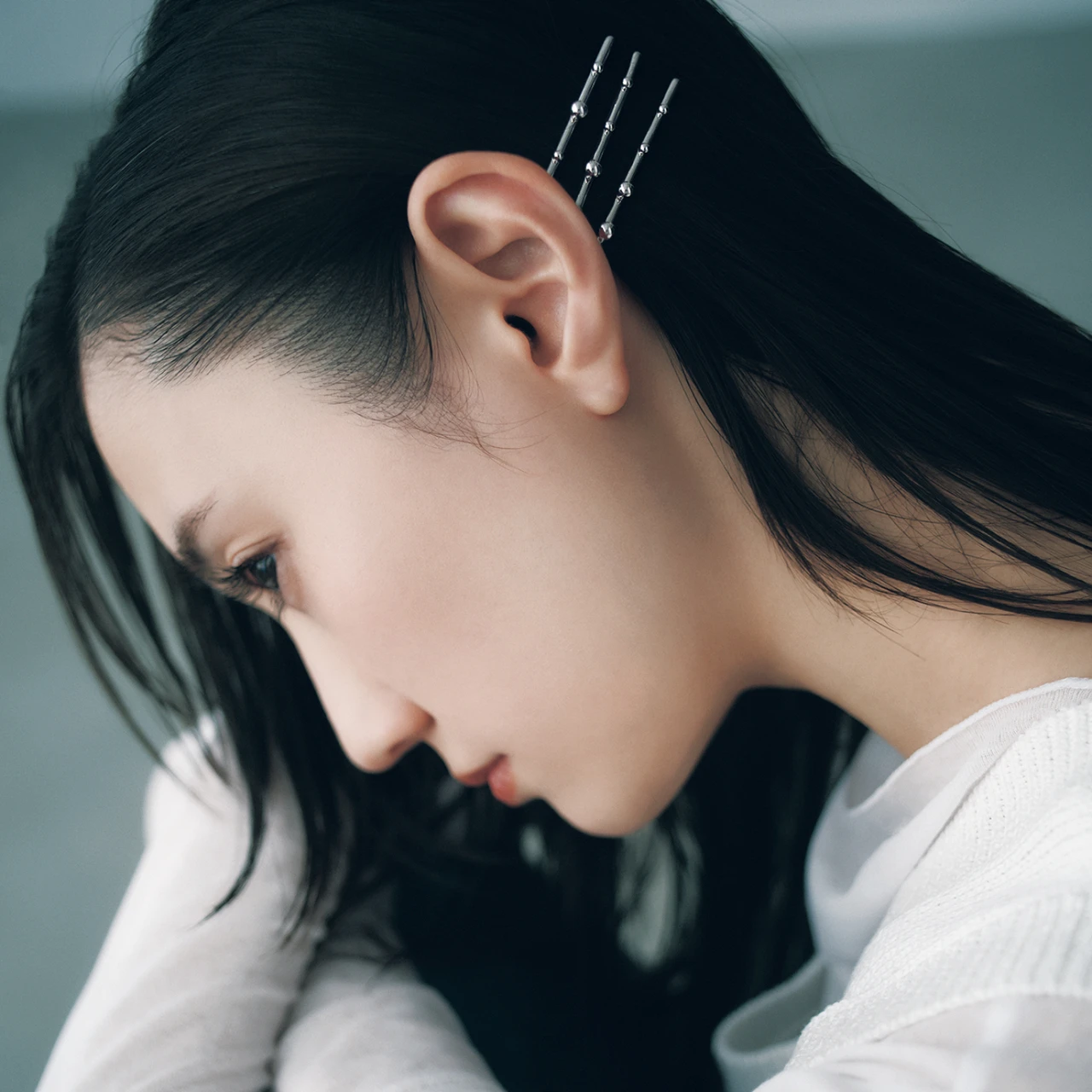 【ヘアアクセとアレンジのベストバランス】さりげなく大人可愛い！ 細シルバーピン、細リボンのヘアアレンジ