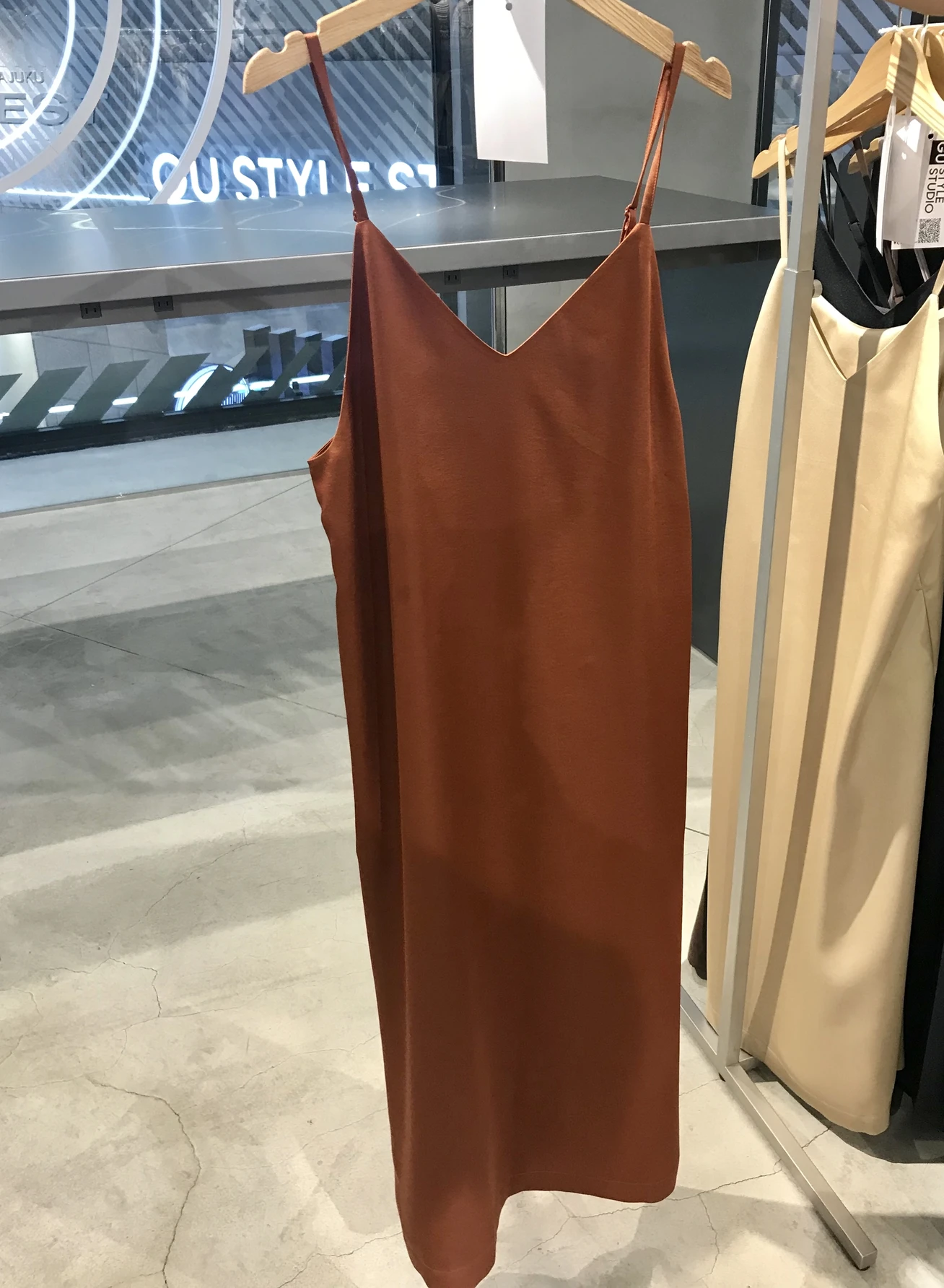 キャミソールワンピース¥2490/ジーユー(GU)