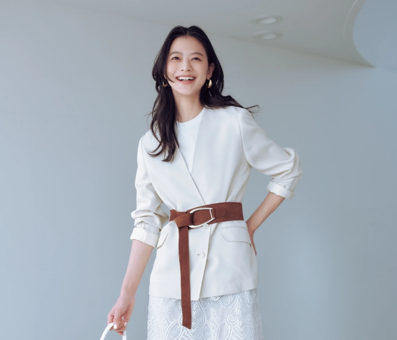 【ジャケット×フラット靴の着こなしテク4選】太ベルト・大きめピアス・スカーフ・ニット…小物をプラスしてスタイルアップ！