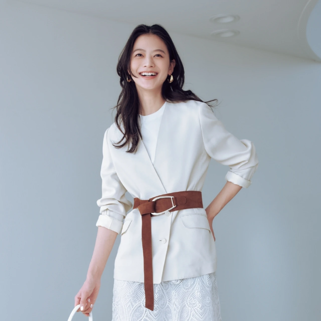 【ジャケット×フラット靴の着こなしテク4選】太ベルト・大きめピアス・スカーフ・ニット…小物をプラスしてスタイルアップ！