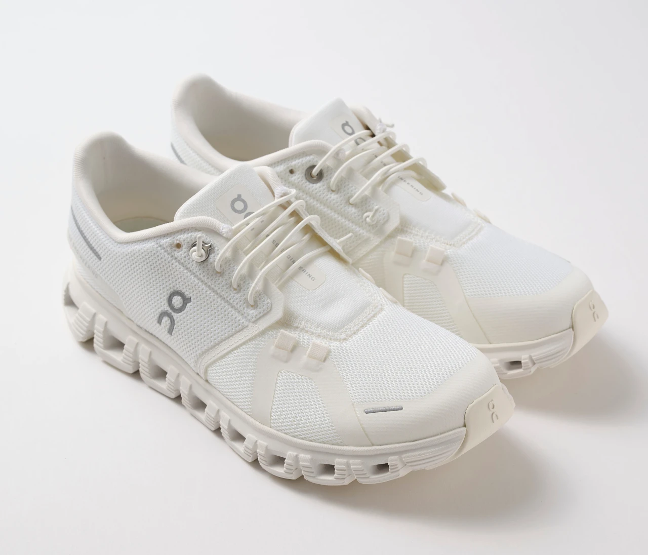 【on】アイコンモデルCloud 6（クラウド シックス）はりんごより軽い!? スニーカーの選び方も【きれいめ派の通勤・休日スニーカー】