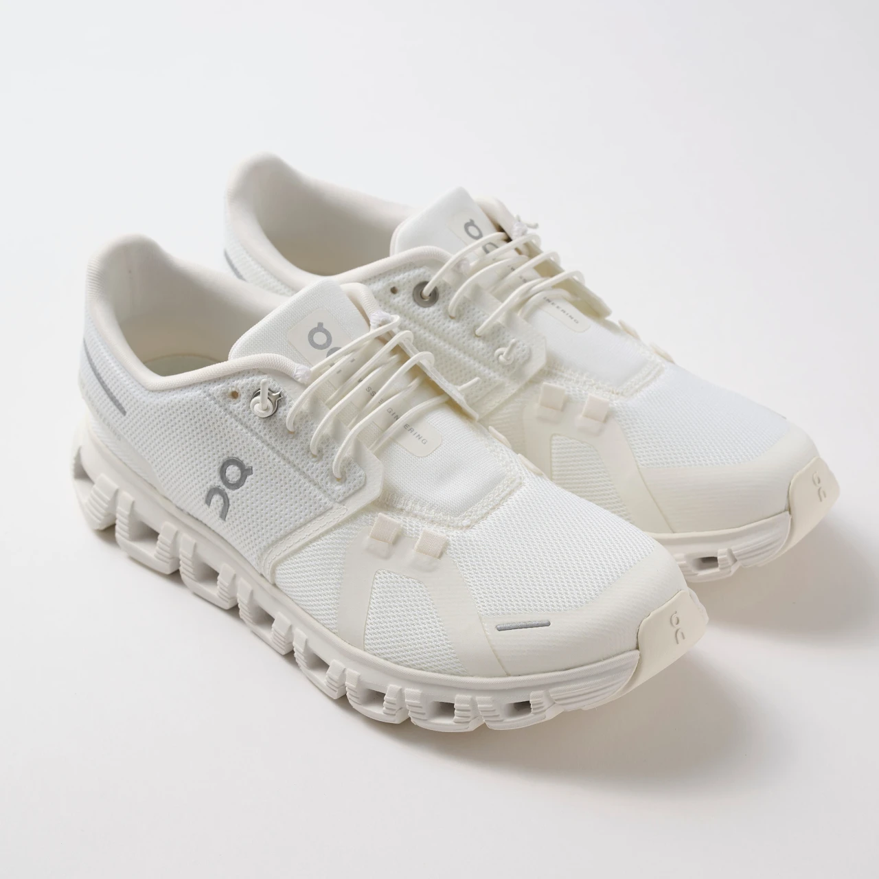 【on】アイコンモデルCloud 6(クラウド シックス)はりんごより軽い!? スニーカーの選び方も【きれいめ派の通勤・休日スニーカー】