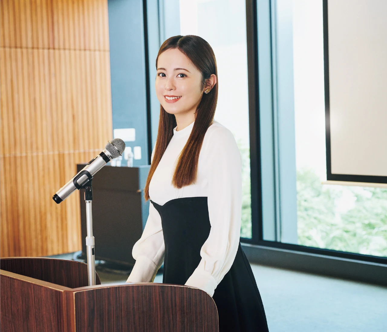 【久慈暁子さんのバッグの中身】イベント司会での登壇日はカラフルなアイテムで自分を鼓舞！