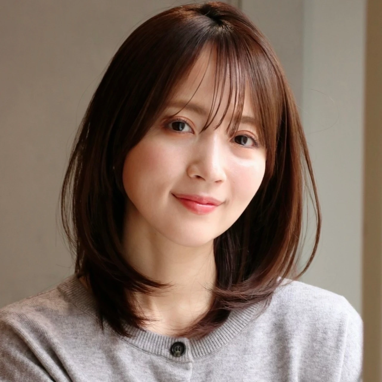 【ミディアム・30代~40代大人の髪型】春の軽やか好感度へア②内巻きレイヤーミディ