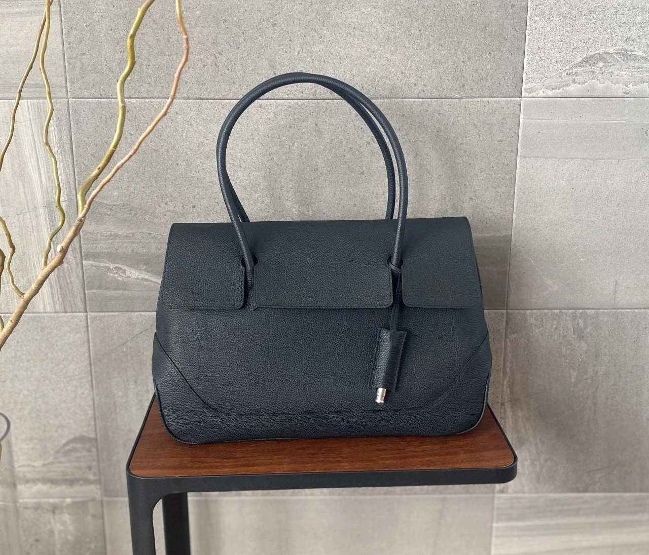 かぶり買い多発中！“ペッレ モルビダ”のフラップトート