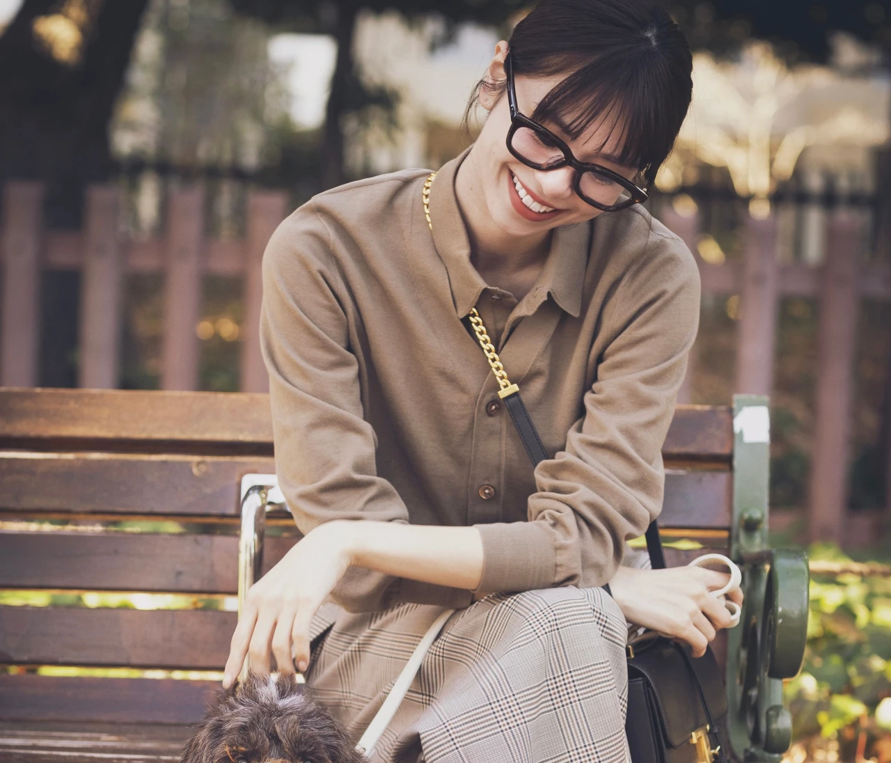 【ローファーコーデ】ハンサムスタイルの仕上げは端正な足元【BAILA今日のコーデ】