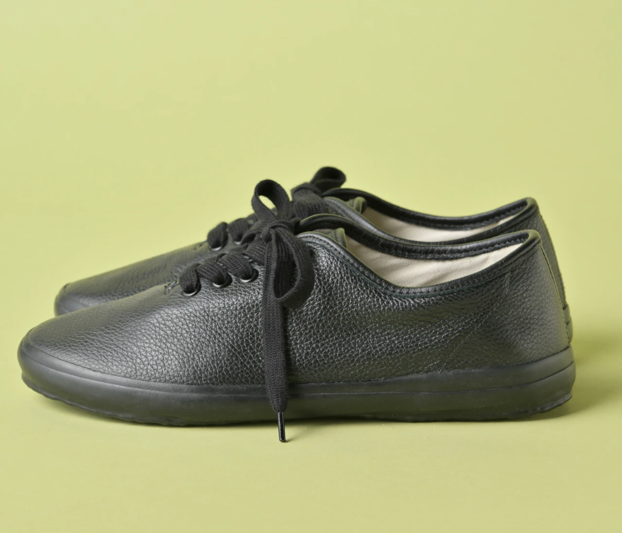 やわらかなレザーで抜群の履き心地！「リプロダクション オブ ファウンド」のレザースニーカー【きれいめ服に似合う黒スニーカー】