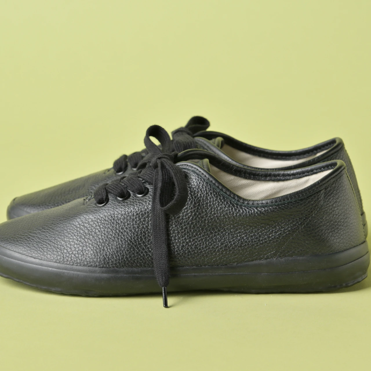 やわらかなレザーで抜群の履き心地！「リプロダクション オブ ファウンド」のレザースニーカー【きれいめ服に似合う黒スニーカー】