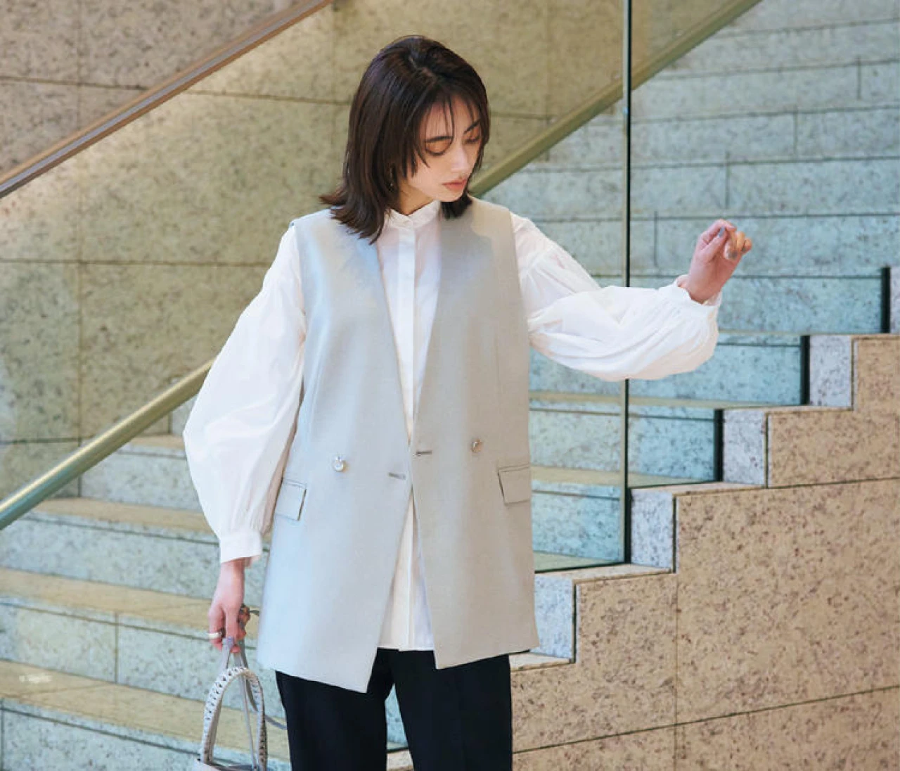 【働く30代に最高のオフィス服】夏も活躍間違いなし！「ホワイト」のノーカラージレは通気性のよさも◎