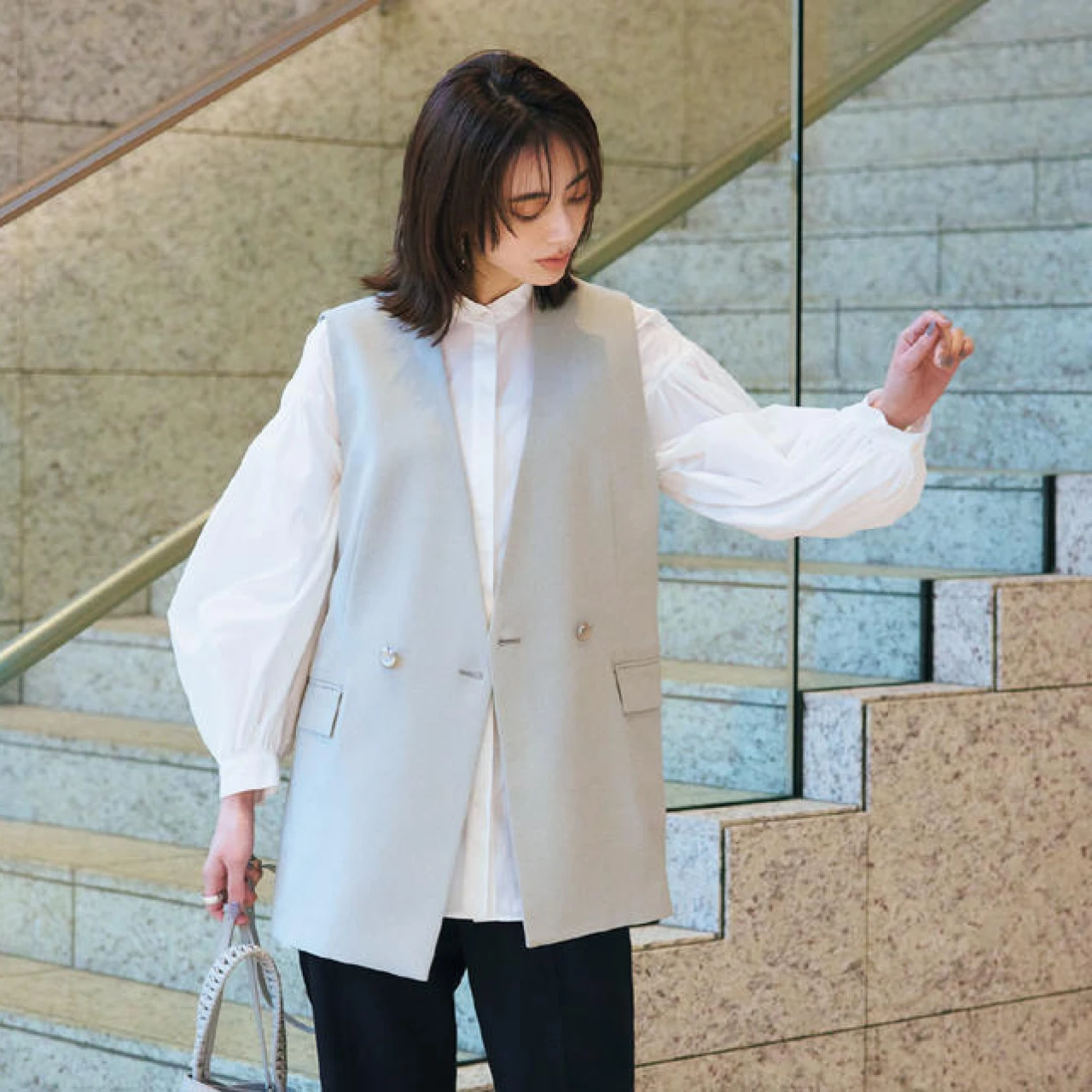 【働く30代に最高のオフィス服】夏も活躍間違いなし!「ホワイト」のノーカラージレは通気性のよさも◎