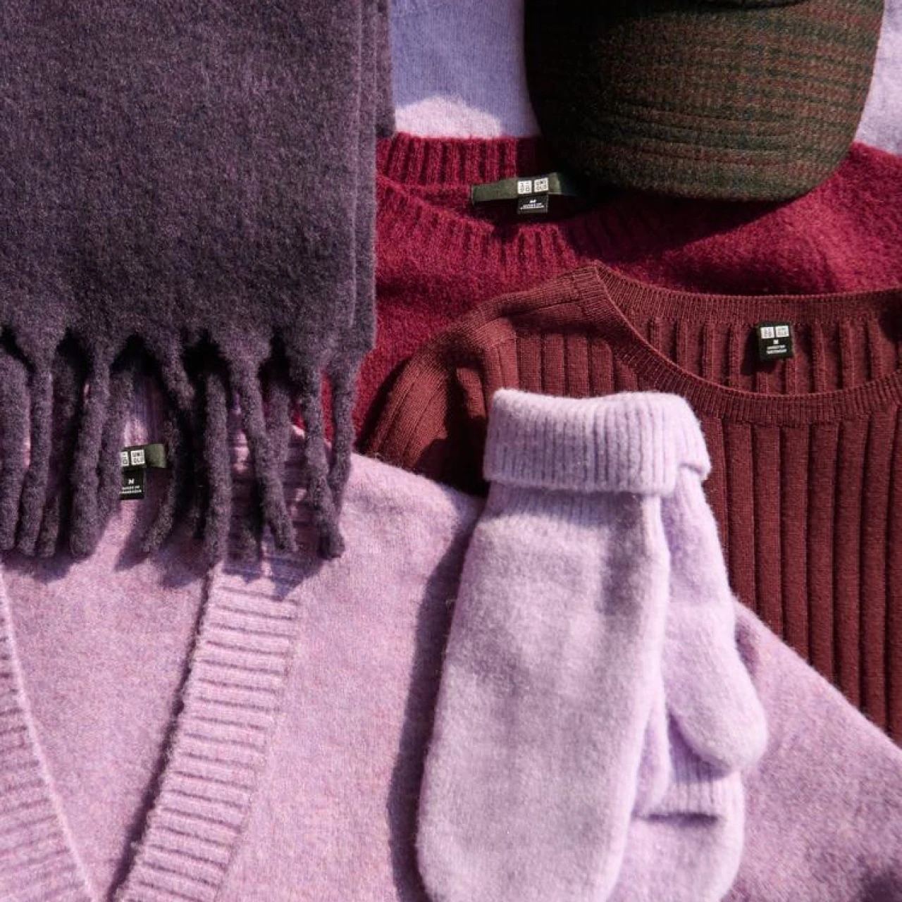  【ユニクロ秋新作】きれい色の大本命はパープル＆ワイン。秋を先取りする色で品よく着映える！　＜ユニクロの達人、エディター伊藤真知さんが選ぶ「秋のイチ推し」#２＞