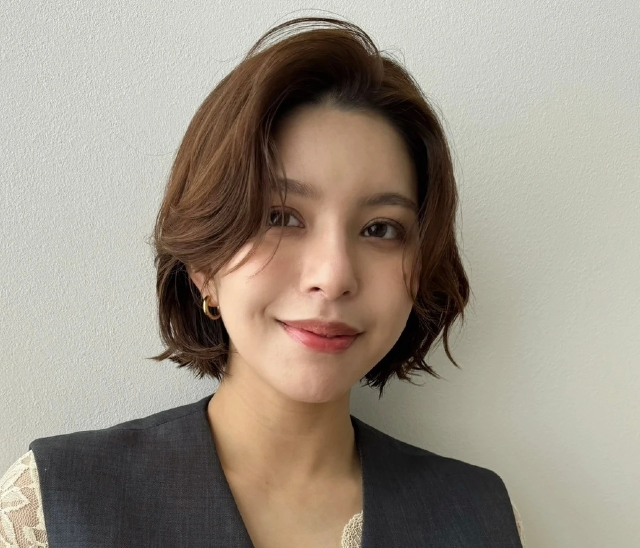 【2026春大人のボブ】毛先を遊ばせた華やかニュアンスボブでオフィスでも浮かない上品さを