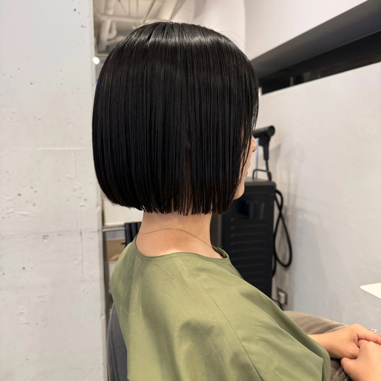 【うねり・広がり髪悩みの方必見】コスメストレートで叶える、大人ショートボブ