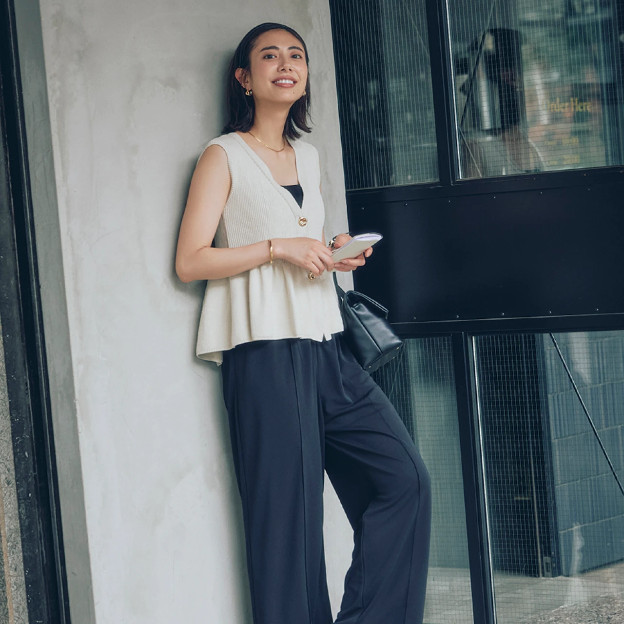 【涼しい通勤ワイドパンツ】プロが厳選！ アンカーウーマンの“楽してきちんとパンツ”が夏の味方