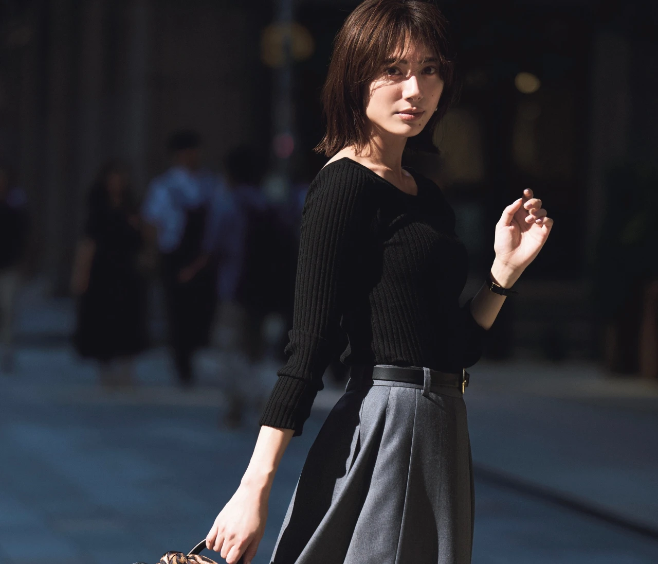 予想最高気温26℃/グッドガールなミディ丈プリーツで今っぽく【BAILA今日のコーデ】