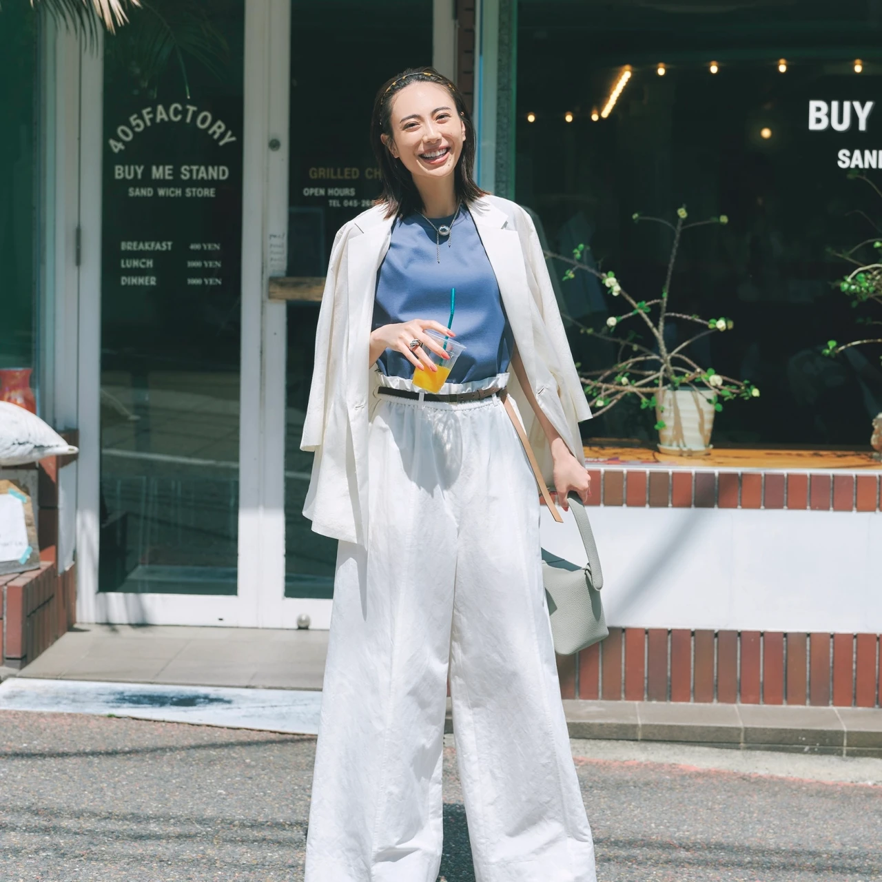 【高機能服コーデ】撥水素材のきれいめ白ジャケットはオフィスでも活躍！【BAILA今日のコーデ】