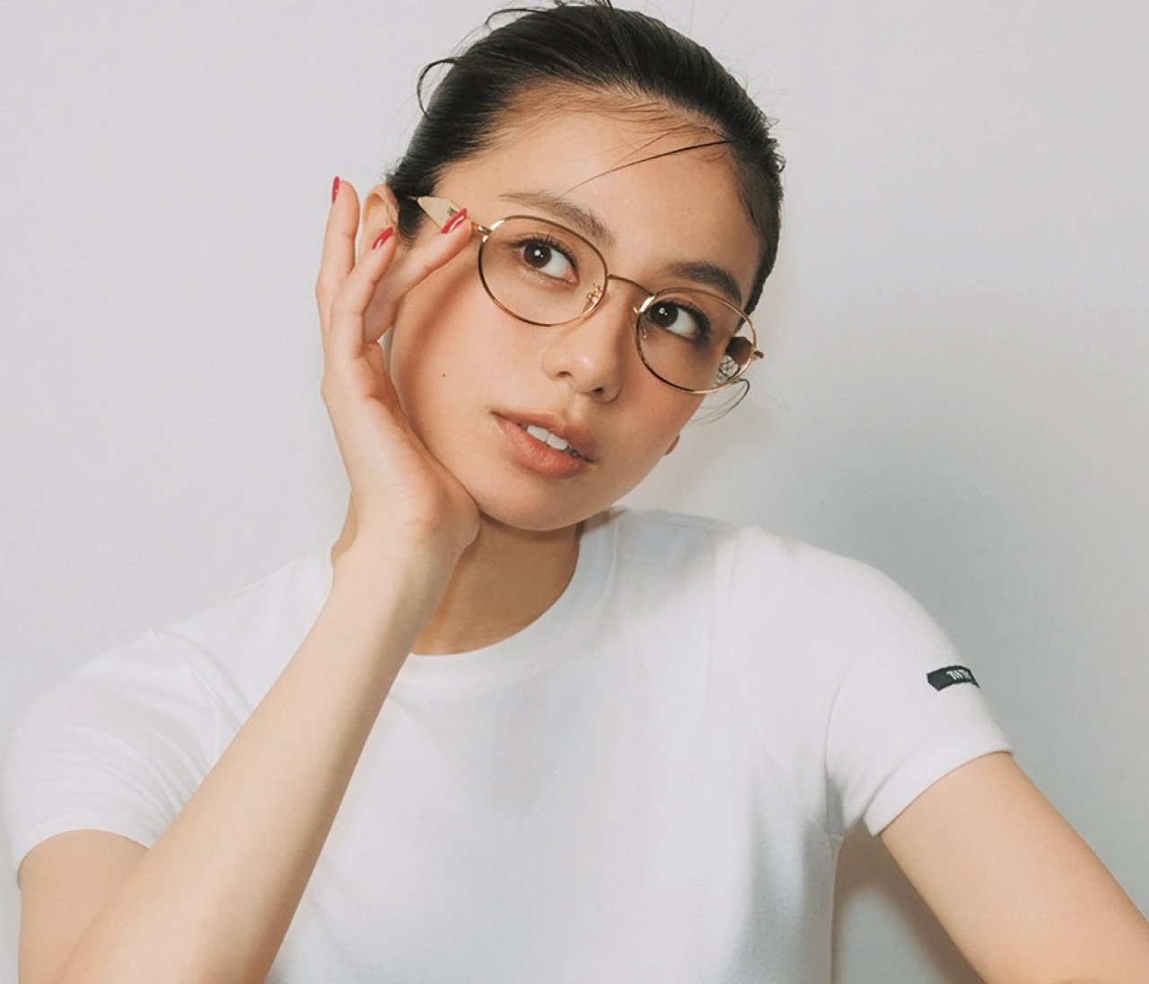 【Tシャツ×デニムコーデ】ゴールドフレームのメガネでスマートに寄せて【BAILA今日のコーデ】