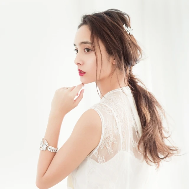 花嫁こそ抜け感が大切!「ゆる感ヘアアレンジ&旬顔メイク」_1