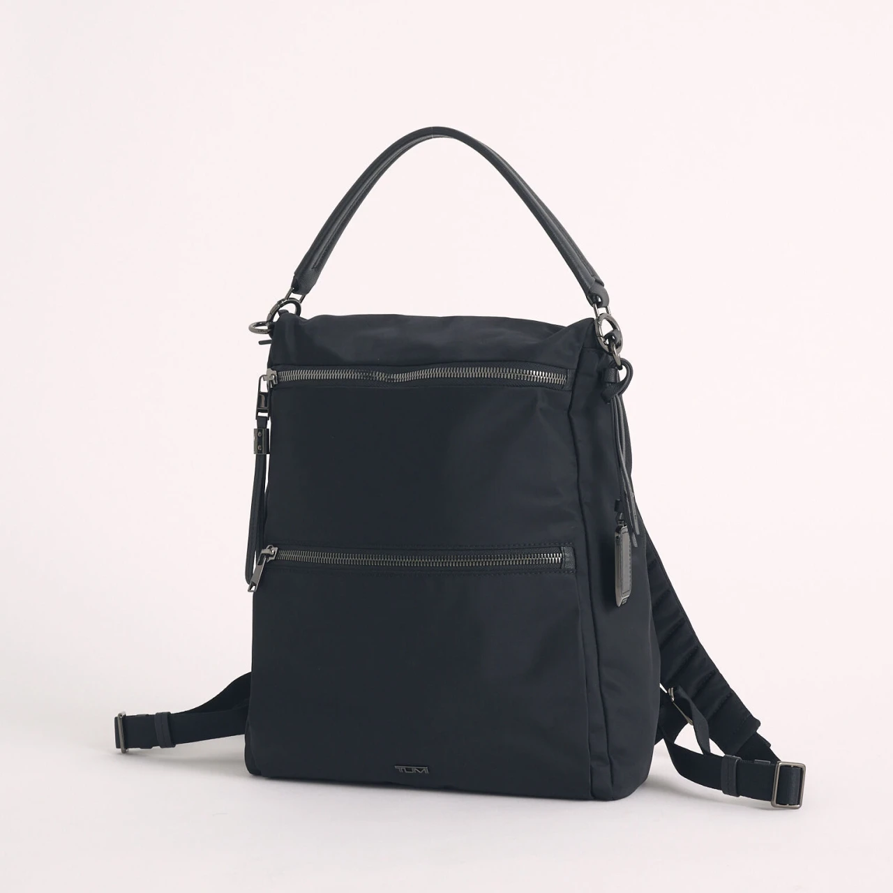 通勤にも休日にもちょうどいい、【トゥミ】のきれいめ2wayリュック【優秀通勤リュック】