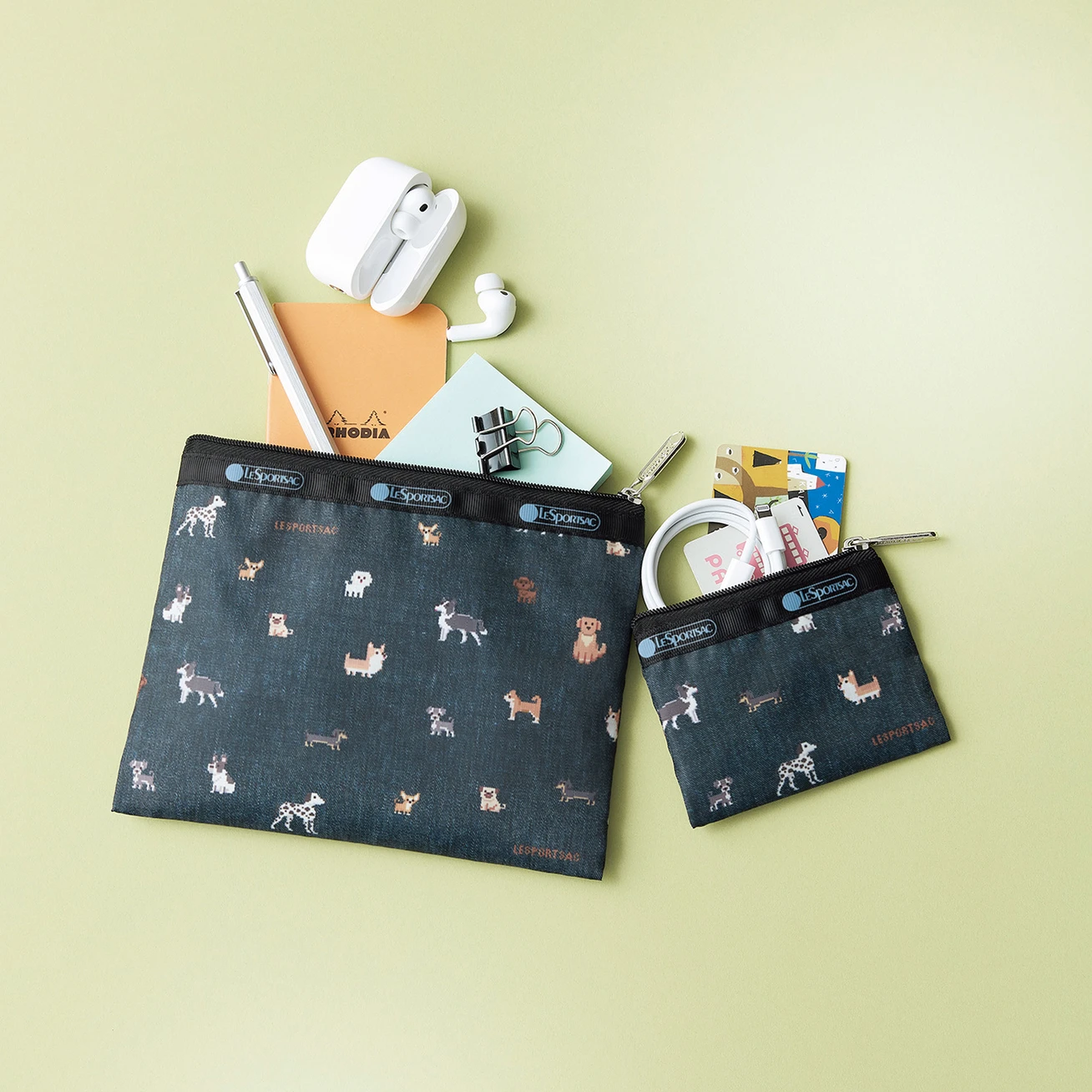 文具やオンライン打ち合わせ用のイヤホン、カード類などを収納した付録ポーチ