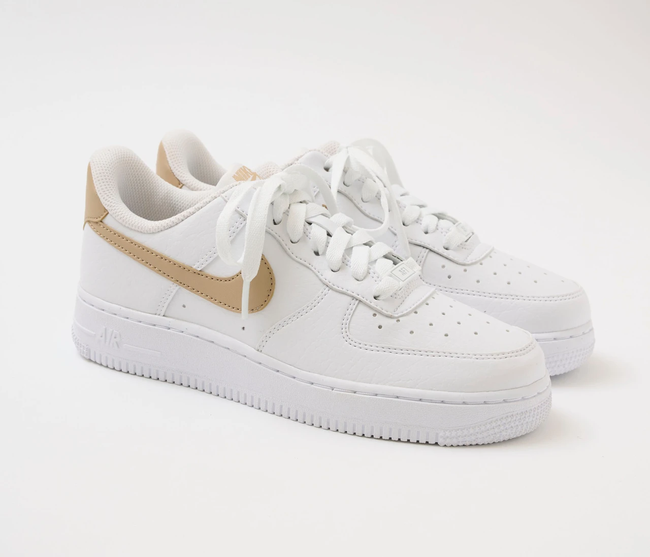 【ナイキ】エア フォース 1は適度な重みが快適さを高める!スニーカーの選び方も【きれいめ派の通勤・休日スニーカー】