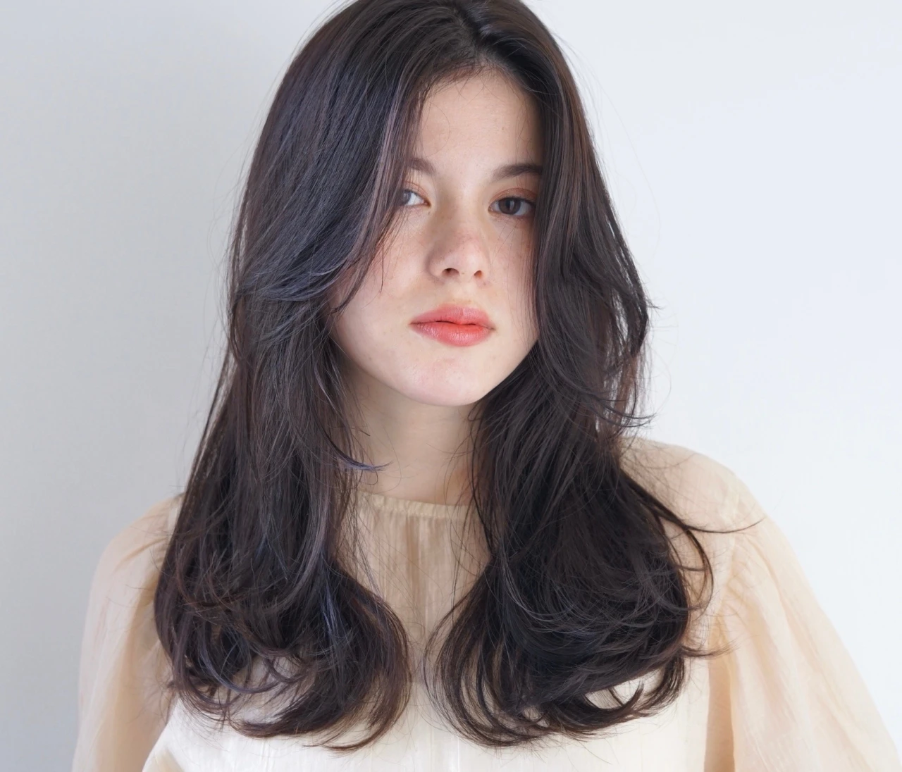 【ロング・30代大人の髪型】面長さん向けヘア・ニュアンスカールロング