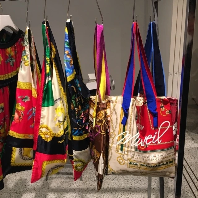 秋に向けてスカーフ柄の小物や服が気になる!