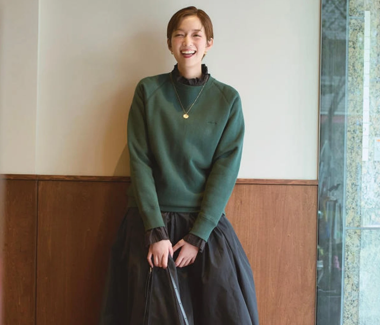 【レイヤードコーデ】スウェットにフリルブラウスを仕込みさりげない甘さをオン【BAILA今日のコーデ】