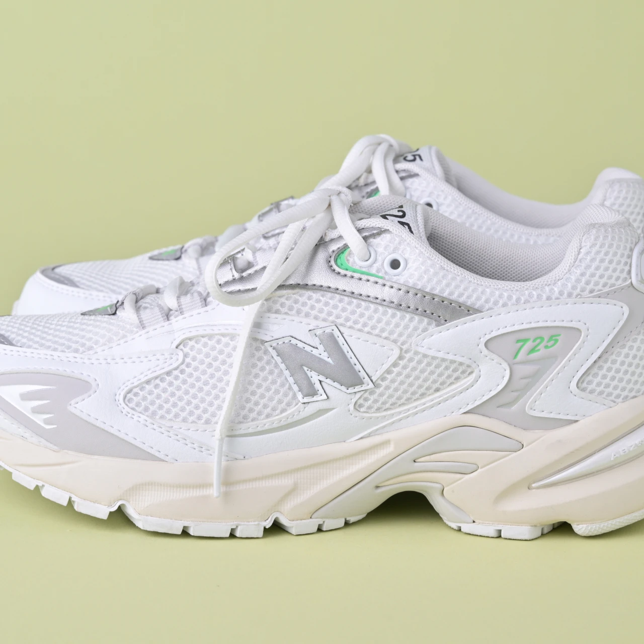 【ニューバランス 白スニーカー】着用レビューも！　ML725CFは、爽やかな配色で春らしさ満点♡ 「きれいめ服に似合う白スニーカー vol.52」