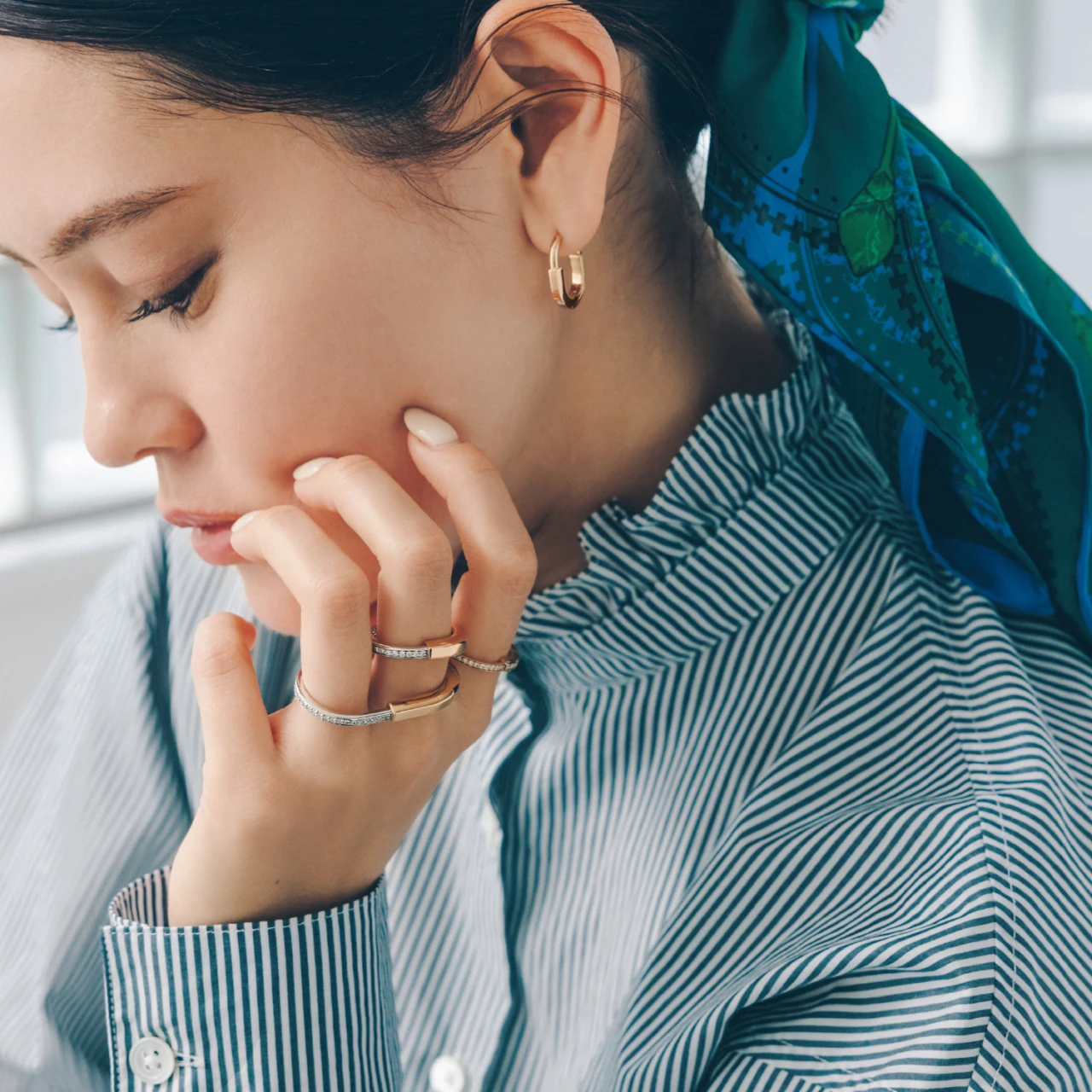 【ティファニー】ティファニー ロックのリングとフリルシャツで鮮度の高いコーデを楽しむ