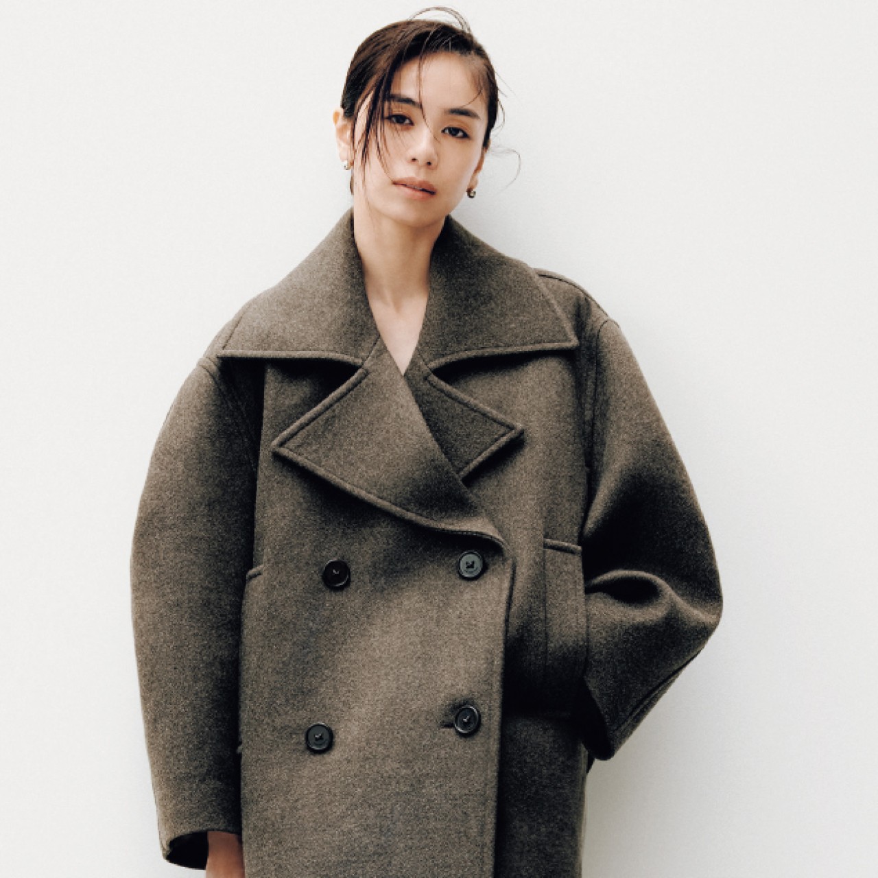 佐藤晴美が憧れる、新生「バレンシアガ」の優雅なフェミニティ。2026年秋冬のコート＆ジャケットに注目