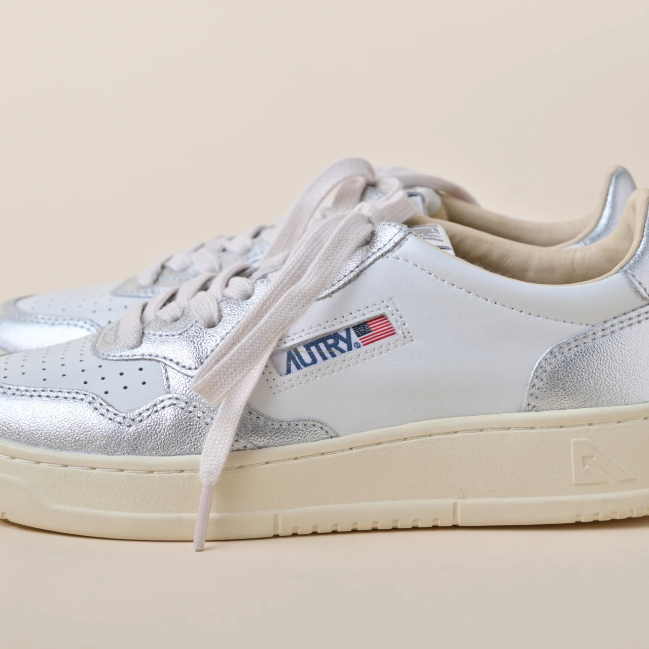 【オートリー 白スニーカー】着用レビューも! MEDALIST LOW BYCOLORDは、今っぽさを兼ね備えたヴィンテージな雰囲気が魅力「きれいめ服に似合う白スニーカー vol.55」