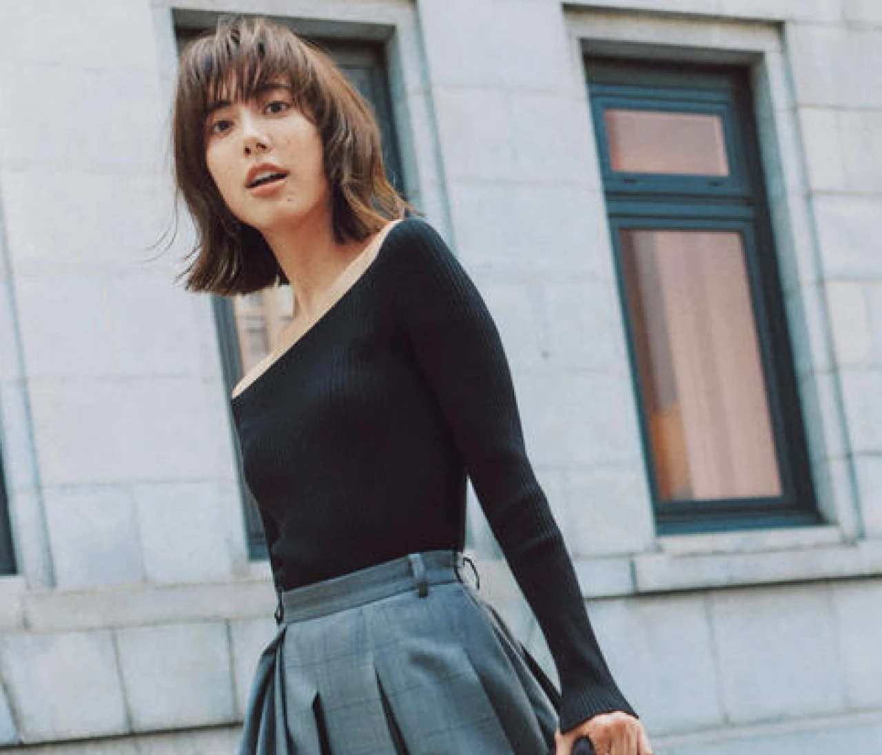 【フレアスカートコーデ】シックな柄スカートが定番ニットをあか抜けさせる【BAILA今日のコーデ】