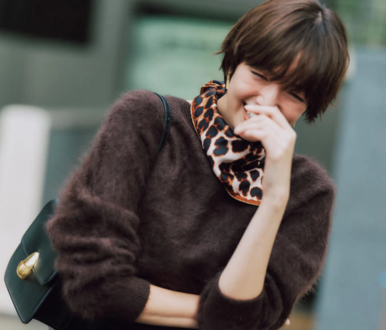 【2026年最旬！やわらか素材ニット7選】ベーシックカラーだから照れずに着られて“可愛げ”2割増し！