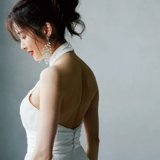 【10年後もあせない「後ろ姿の美しいドレス」】記憶に残るのは決め姿よりもふとした瞬間