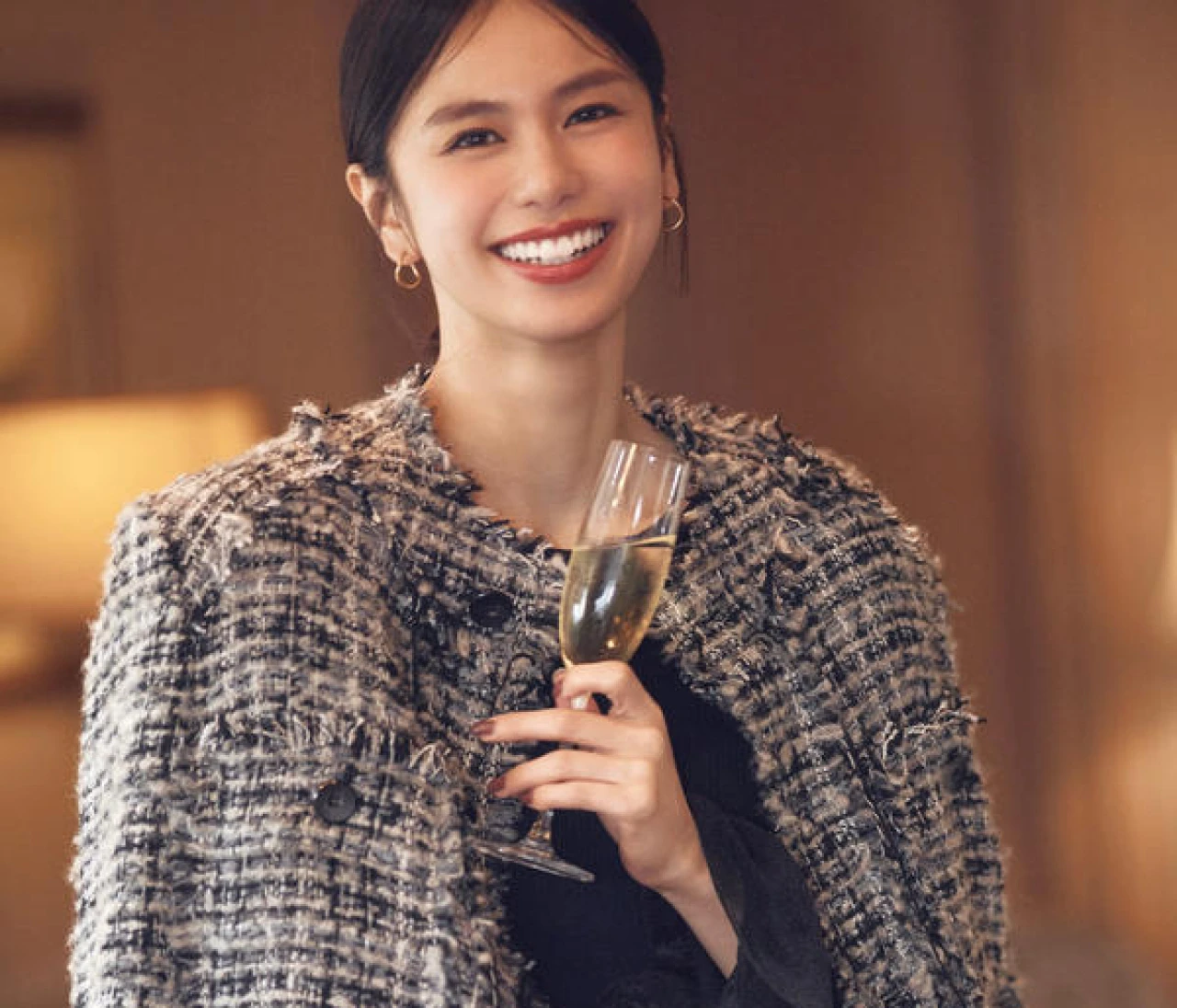 【ツイードジャケットコーデ】会食の日はちょい派手ブラックで盛り上げて【BAILA今日のコーデ】