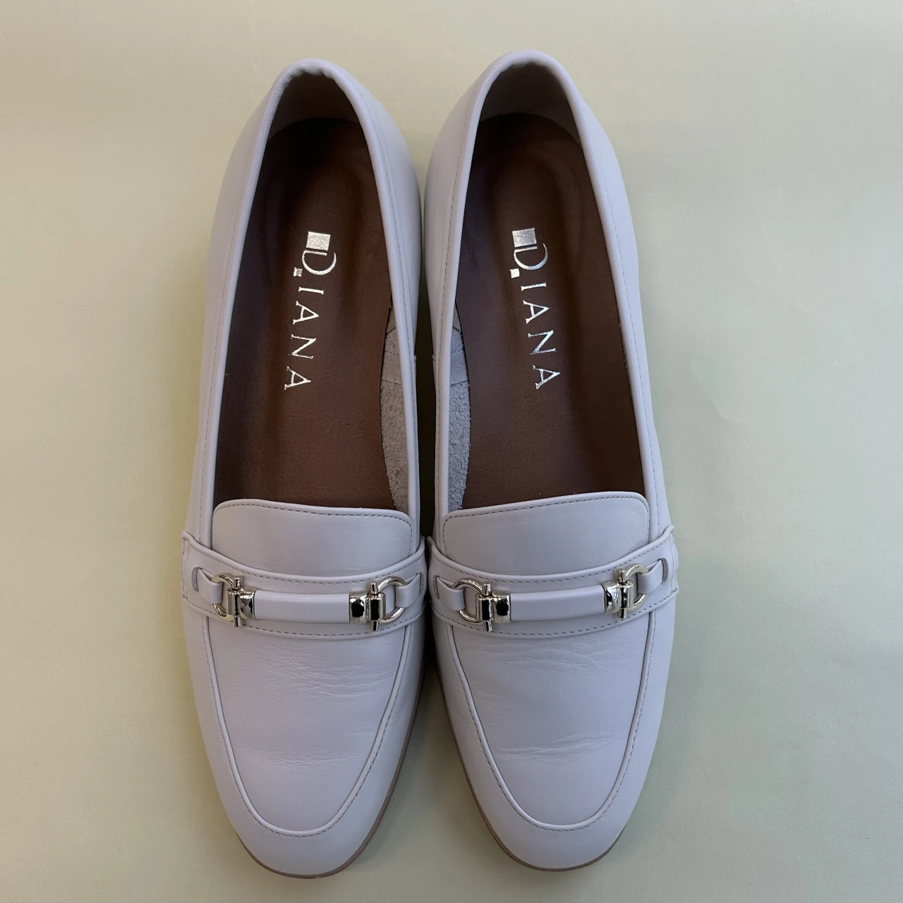 【WEB編集長が見つけた通勤ローファー】大人におすすめ!ダイアナのパンプス感覚で履けるきれいめローファー【エディターズピック】