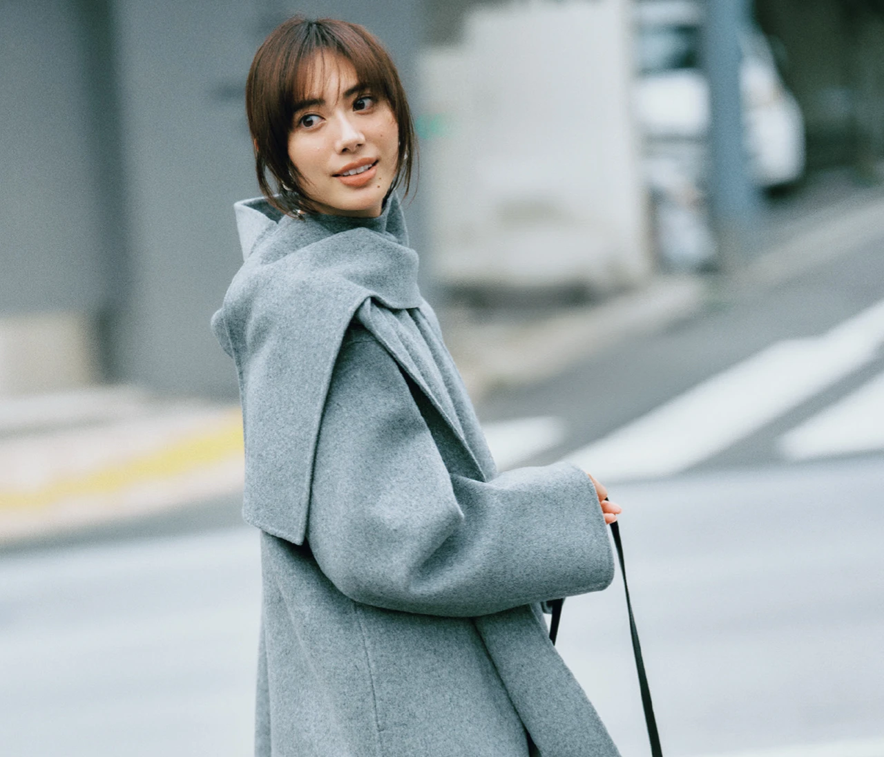 【大人におすすめの深スリットスカート5選】チラリとのぞく脚にセクシーすぎない上品な「肌見せ」を託して