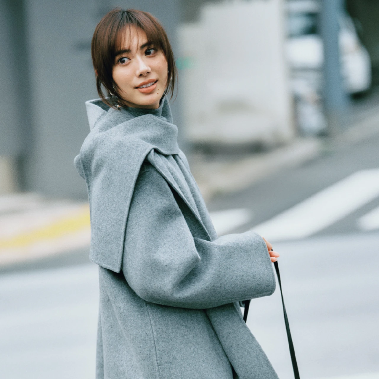 【大人におすすめの深スリットスカート5選】チラリとのぞく脚にセクシーすぎない上品な「肌見せ」を託して