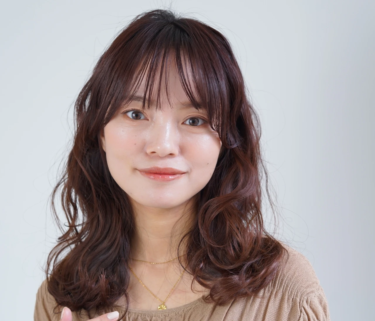 【2026年春夏トレンドヘアカラー】うるっとしたツヤ感で髪と肌の美しさを引き立てる！　上品なバイオレットピンク