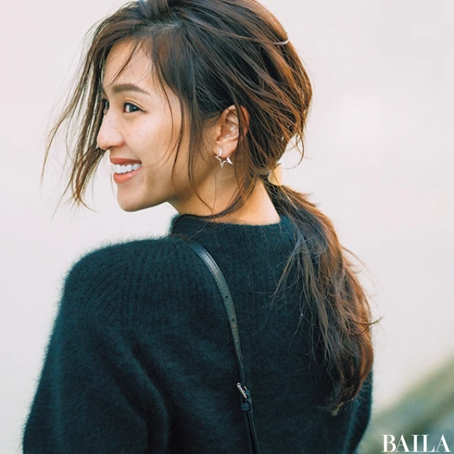 話題の”濡れヘア”で梅雨どきの髪型もおしゃれに乗り切る!【おしゃれな人のウェットヘア②】