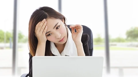 PMS期の激しい頭痛と腰痛の対処法をレクチャー!【生理のお悩み解決Q&A④】