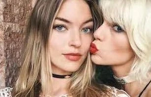 花冠はもう古い! セレブのフェスファッション、新マストアイテムは?