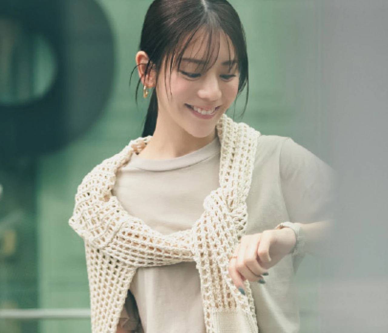 予想最高気温24度/ベージュTシャツでパンツスタイルを優しげな印象に【BAILA今日のコーデ】