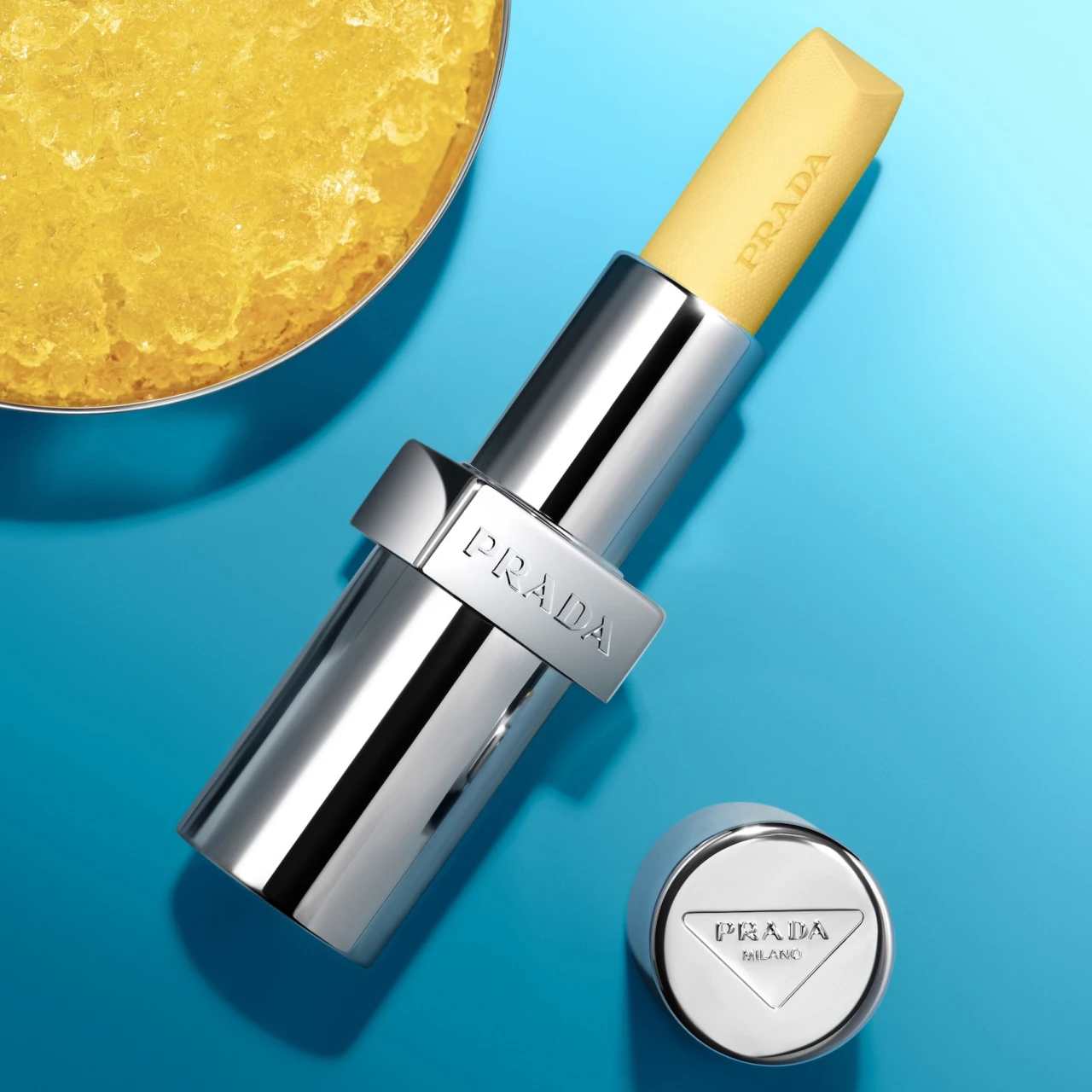 【プラダ ビューティ】意外に使える！ 鮮やかイエローの“バナナバーム”が新登場